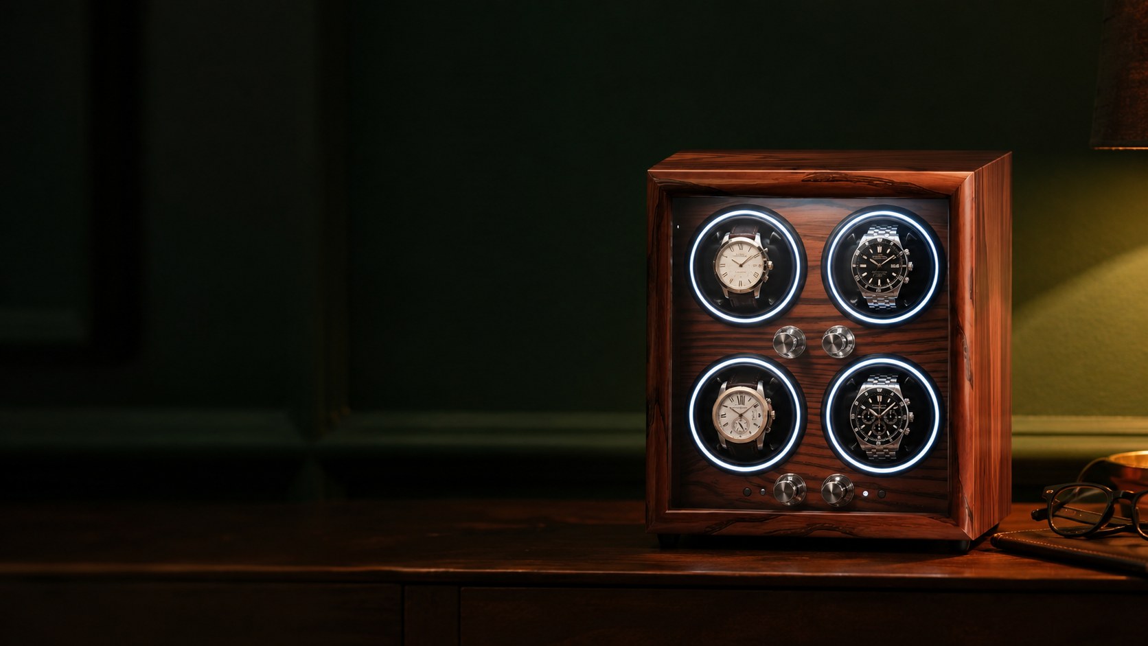 Remontoir quatre montres en bois de rose, posé sur une console dans un intérieur à la lumière chaude